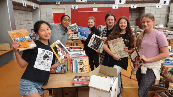 COM - LIONS BOOK FAIR