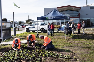 HORO - news-item-walk-in-the-park-leads-to-tulips-for-foxton-project