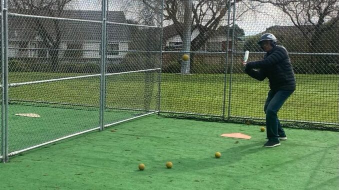 SPORT - Softball - Mayor Guru - 1st offical hit
