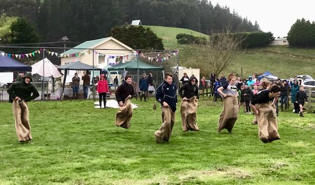 COM - Spring Fling sack race