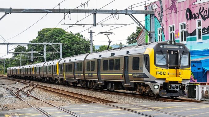 TRANSPORT - Metlink survey train into paek